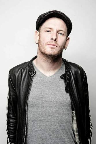 Corey Taylor, o vocalista do grupo, diz que a música pop que mais o irrita é "Shake it Off", de Taylor Swift. (Foto: Reprodução)