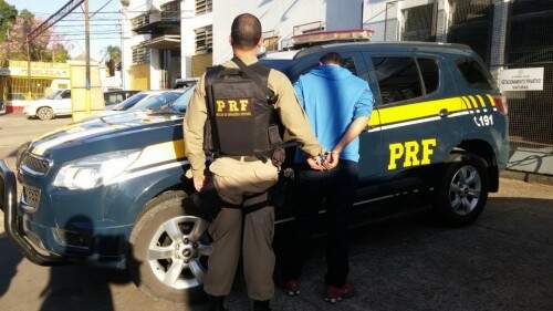 O homem, de 35 anos, tinha um mandado de prisão pelos crimes de roubo e de furto. (Foto: PRF/Divulgação)