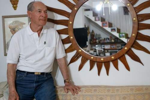 Ari Minoto junto a um dos espelhos que criou no início de sua atividade como escultor e que fizeram parte de um estilo elegante de decoração. (Foto: Lenara Petenuzzo/especial)