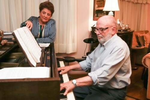 Marilia e Emilio Rothfuchs organizam ocasiões de boa música compartilhadas com os filhos, netos e amigos que compartilham os prazer dos encontros. (Foto: Lenara Petenuzzo/especial)