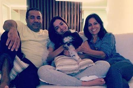 Anitta entre o pai, Mauro, e a mãe, Miriam. Eles se separaram pouco antes de ela completar 2 anos de idade. (Foto: Reprodução)