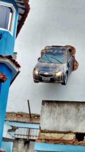 Motorista ficou 20 minutos dentro do automóvel aguardando socorro. (Foto: Reprodução)