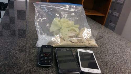 havia 310 gramas de crack escondidas junto a um bebê, que estava no colo da mulher no banco do carona (Foto: PRF/Divulgação) 