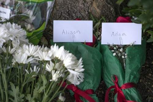 Flores foram colocadas na sede da emissora em Roanoke, na Virgínia, em homenagem à repórter Alison Parker e ao cinegrafista Adam Ward. (Foto: Reprodução)