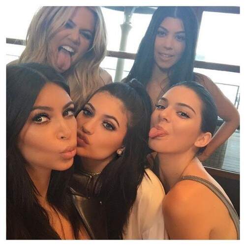 Kim Kardashian (E), Khloe Kardashian, Kylie Jenner, Kendall Jenner e Kourtney Kardashian posaram juntas (Foto: Reprodução)