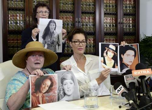 Colleen Hughes (E) Linda Ridgeway Whitedeer (em pé), two new alleged sexual assault victims of comedian Bill Cosby, e Eden Tirl (D) deram entrevista coletiva sobre os abusos. (Foto: Reprodução)