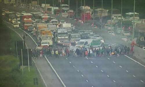 Trânsito está congestionado no local. . A alternativa para os motoristas é deixar a cidade pelo quilômetro  92, por Canoas, ou no acesso à Ceasa (Foto: PRF/Divulgação) 