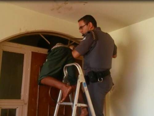 Policiais usaram serra e martelo para resgatar adolescente. (Foto: Reprodução)