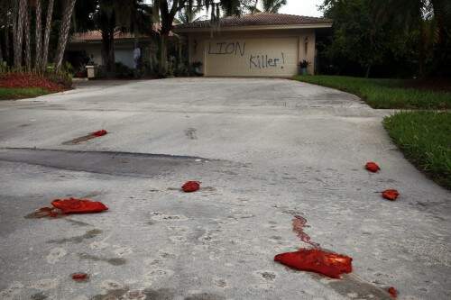 Além da pixação, foram jogados vários pés de porco salgados na entrada da residência avaliada pela imprensa local em mais de US$ 1 milhão. (Foto: Corey Perrine/AP)