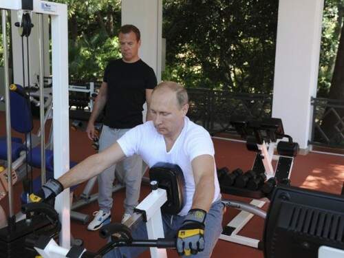 Putin aparece nas imagens em um equipamento de musculação no que lembrou fotos anteriores em que ele aparece sem camisa montado em um cavalo. (Foto: Reprodução)