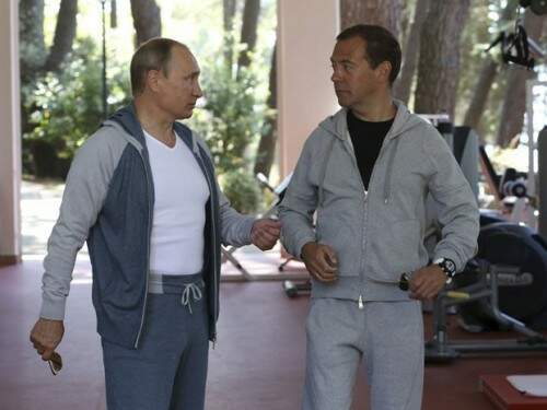 Putin conversa antes de se exercitar com o premiê Medvedev. (Foto: Reprodução)