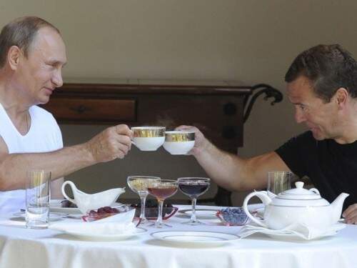 Depois dos exercícios, realizados na casa de Putin no Mar Negro, perto de Sochi, os dois políticos apareceram em imagens de televisão fazendo churrasco e tomando chá. (Foto: Reprodução)