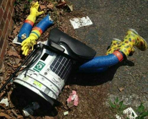 O robô foi encontrado vandalizado no Estado americano da Filadélfia, nos Estados Unidos. (Foto: Reprodução)