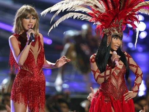Taylor e Nicki Minaj cantam juntas no palco do MTV Video Music Awards (Foto: Matt Sayles/AP)