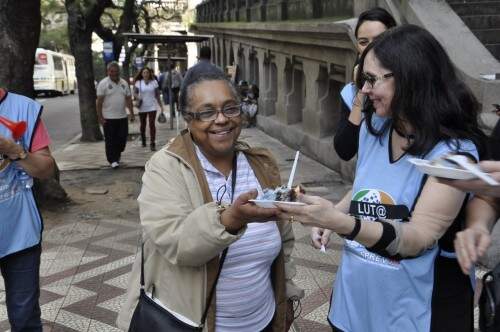  A população comeu bolo e conversou com os grevistas sobre o desmonte dos serviços públicos. (Foto: Sindisprev-RS/Divulgação)