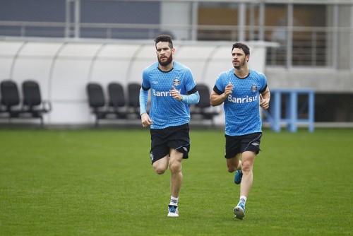 Giuliano e Marcelo Oliveira fizeram trabalhos mais leves. (Foto: Lucas Uebel/Grêmio)