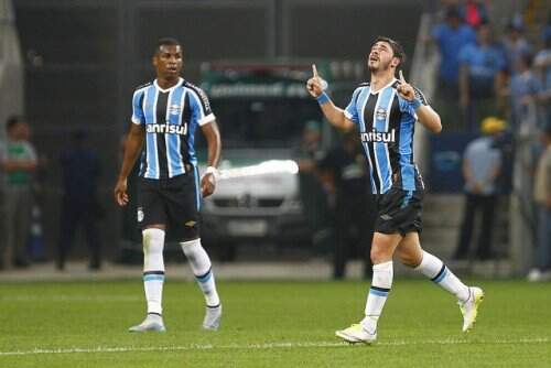 Giuliano abriu o placar na Arena (Foto: Lucas Uebel/Grêmio)