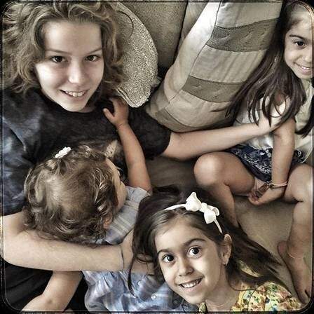 Na foto, Minna (a menor) aparece com Pietro, Antônia e Sofia foi publicada em seu perfil no Instagram (Foto: Reprodução)