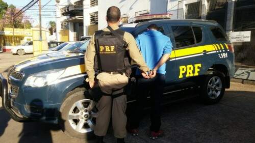 O homem, de 35 anos, tinha um mandado de prisão pelos crimes de roubo e de furto. (Foto: PRF/Divulgação)