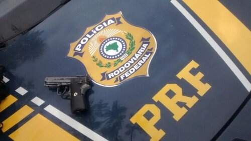 O menor estava portando um simulacro de metal, réplica idêntica de uma pistola calibre 380. (Foto: PRF/RS)