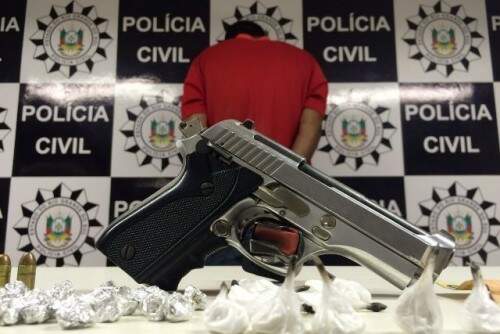 Em Viamão, homem foi preso em flagrante em um ponto de tráfico conhecido com arma (Foto: Polícia Civil/Divulgação)