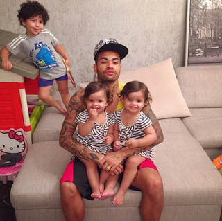 Dani Souza parabeniza o marido, Dentinho, com fotos dos filhos. (Foto: Reprodução)