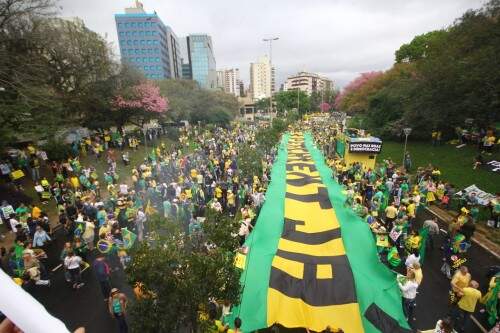 Caminhada saiu do Parcão e iria até a esquina da Erico Verissimo com Ipiranga, em Porto Alegre. (Foto: Lucas Uebel/ O Sul)