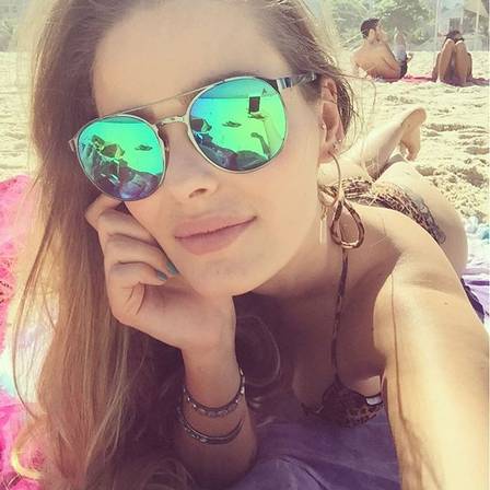 A loira se bronzeia nas primeiras horas da manhã. (Foto: Reprodução )