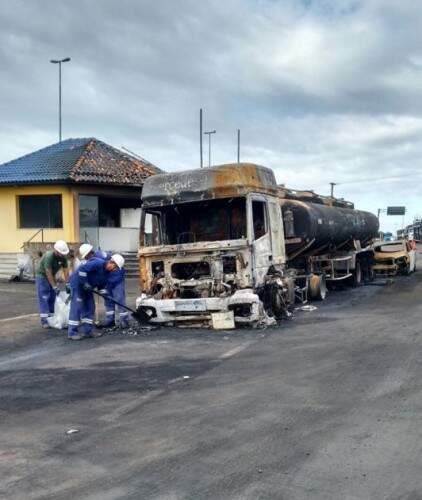 Carga na pista impossibilita a retirada do caminhão do local. (Foto: PRF/Divulgação)