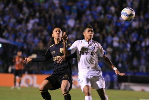 Vitória aproximou o Grêmio do vice-líder Atlético-MG. (Foto: Luiz Henrique/Figueirense/Divulgação)