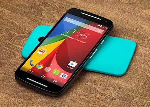 Celular na terceira geração, o Moto G, também da Motorola, tem tela de 5 polegadas. A versão vem com 2GB de RAM (a memória usada para acessar aplicativos). Custa 899 reais. (Foto: Reprodução)