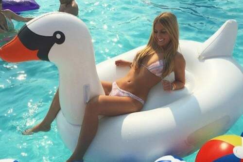 A loura Beatriz Bouchard é irmã gêmea da tenista Eugenie Bouchard. (Foto: Reprodução)