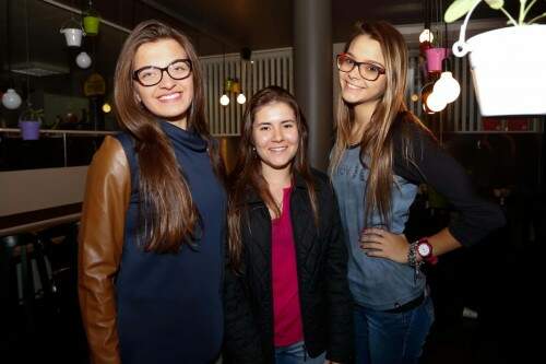 Anna Laura Lucca Koenig, Rafaella Castillo e Carolina Tavares Rech desfilam na festa na Casa NTX. (Foto: Lenara Petenuzzo/especial)