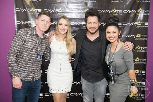 Thaeme e Thiago entre Maninho e Mara Araujo que receberam os artistas na movimentada noite do último sábado. (Foto: divulgação)