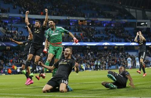 Jogadores da Juventus comemoram triunfo de virada sobre o Manchester City fora de casa. (Foto: Jon Super/AP)