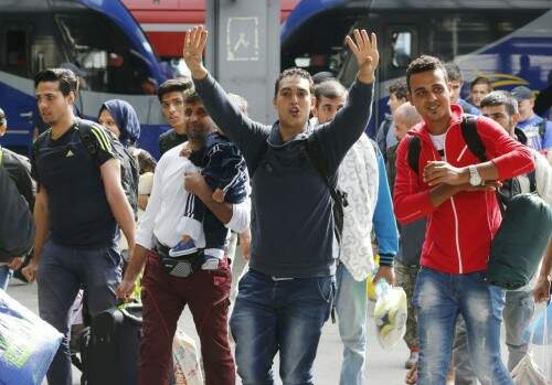 Alemanha e Áustria anunciaram na sexta-feira (4), que aceitariam receber os imigrantes que estavam na Hungria. Grupos ingressaram nas nações europeias para fugir de conflitos em seus países, principalmente os sírios. (Foto: AP)