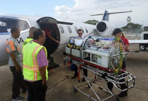 Duas ambulâncias levaram a família para o hospital. (Foto: Reprodução)