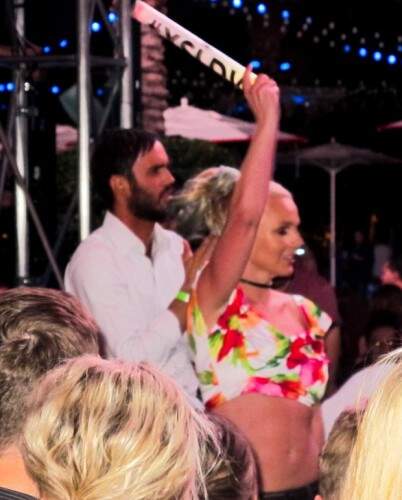 Com direito a abraço por trás, cantora foi vista com Cade Hudson, melhor amigo de Jason Trawick, com quem ela ficou de 2009 a 2013. (Foto: Reprodução)