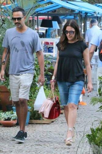 Carolina Ferraz e o marido. (Foto: Reprodução)