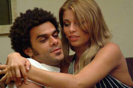 Grazi e Alan começaram a namorar durante o programa. Aqui fora, tempos depois, eles terminaram e hoje não se falam. (Foto: Reprodução)