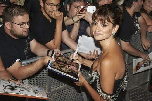 Simpática, Penélope Cruz  deu autógrafos e posou para selfies. (foto: reprodução)