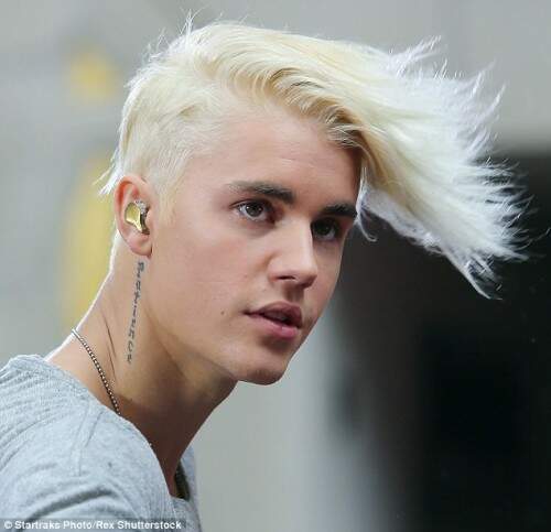 Bieber exibe topete platinado no programa "Today". (foto: reprodução)