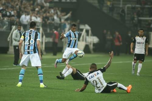Grêmio e Corinthians fizeram primeiro tempo parelho. (Foto: André Lucas Almeida/Futura Press)