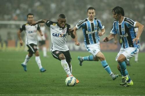Zaga gremista falhou e cedeu o empate ao Timão. (Foto: André Lucas Almeida/Futura Press)