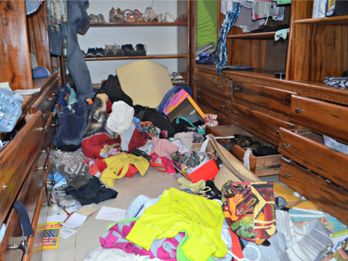 Quarto do casal ficou revirado durante ação dos suspeitos (Foto: Reprodução)