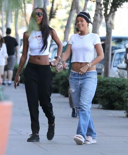 Rihanna mostrou a boa forma ao lado da amiga em West Hollywood, na Califórnia (Foto: Reprodução) 