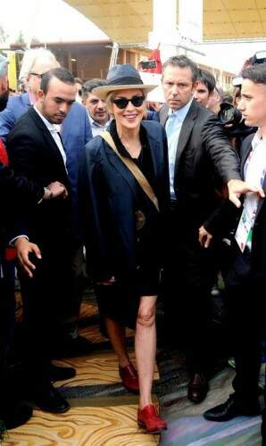 A atriz Sharon Stone durante visita a Milão. (fotos: reprodução)