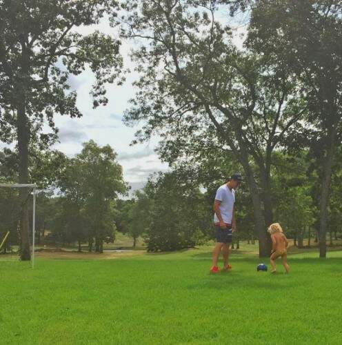 Modelo compartilhou no Instagram foto de Tom Brady brincando com a filha do casal, Vivian. (foto: reprodução)