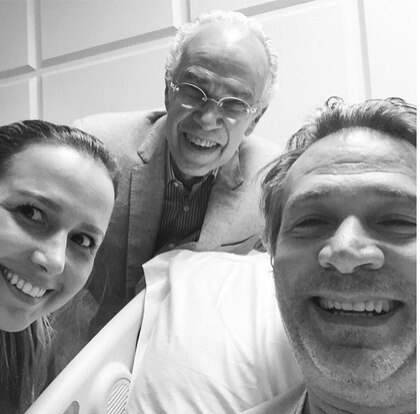 Freitas fez questão de posar com a equipe do hospital. (Foto: Reprodução)