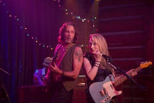 Meryl divide a cena com o veterano roqueiro australiano Rick Springfield. (Foto: Reprodução)